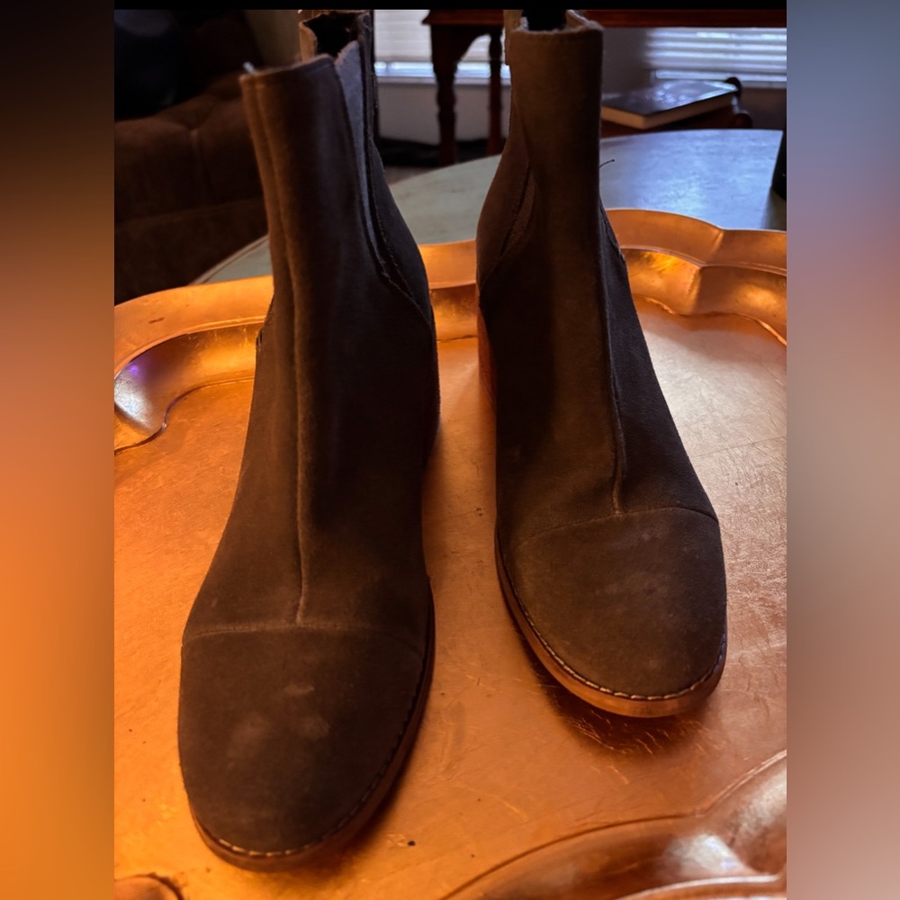 🌿 TOMS Everly Chelsea Boots – Forest Green Suede – Size 7.5